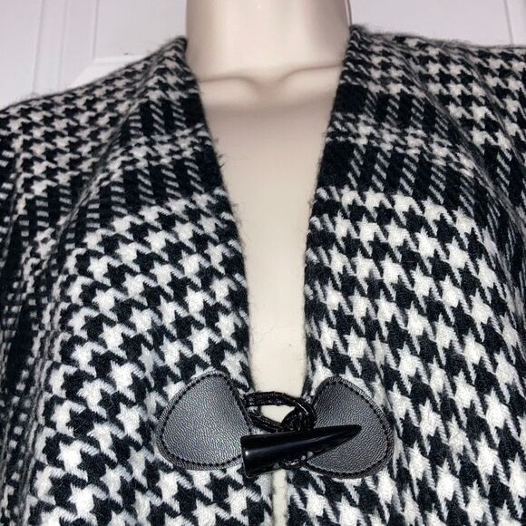 SHAWLY WRAP PONCHO Houndstooth Black White Toggle Front Closure 53 x 44 inch - Picture 3 of 13
